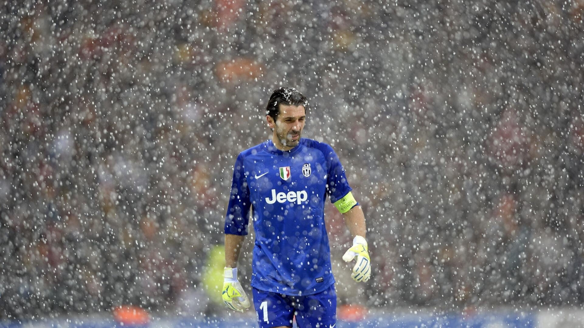 詹姆斯赛后与对手深情拥抱致敬,詹姆斯跟队友赛前做的动作