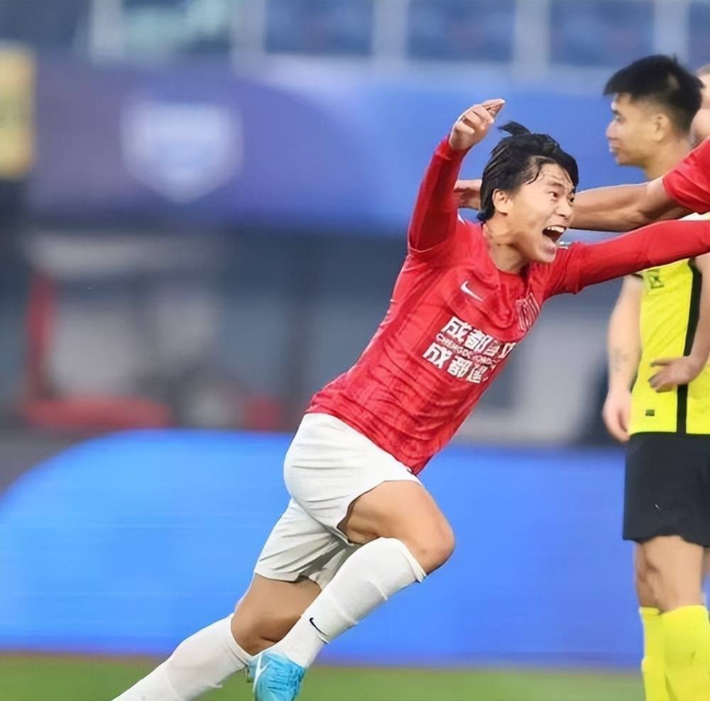 关于乐鱼体育:年轻门将韩佳奇“黄油手”，球迷：这球也能“漏”？的信息